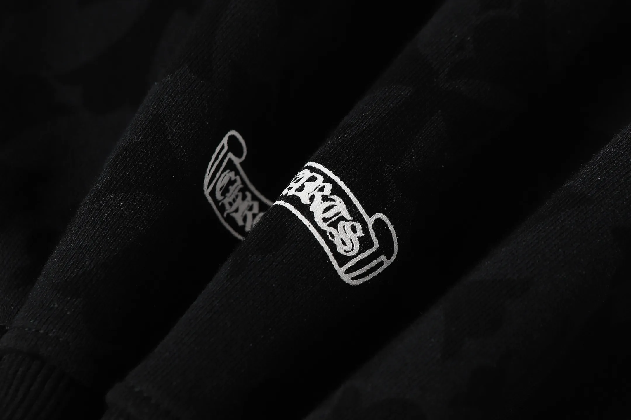 P290 K03 model This model is different from the k20 printing cross-border model. If you are pursuing quality, please do not place an order - Chrome Hearts/Chrome Hearts Sanskrit dark pattern all-over printed cross ✝️ Printed zipper sweatshirt cardigan jacket - High weight, high density and high quality. The wool is soft, delicate and skin-friendly. Soft and silky to the touch. Excellent warmth and skin-friendly properties - Custom-woven and custom-dyed, no color difference, no matter the fabric or workmanship details, beat the ordinary version on the market. -Hardware zipper accessories are all customized with full details -Colour: black -Size: S M L XL